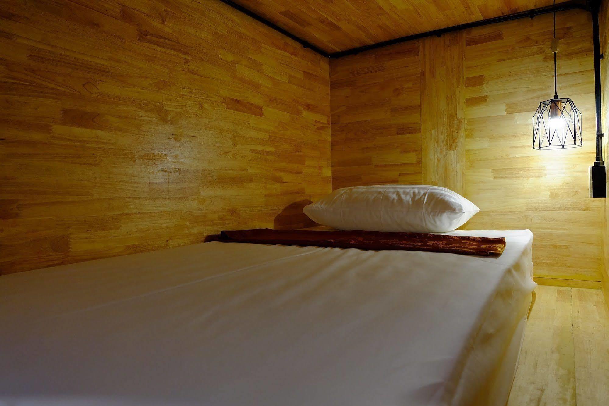 Sleep Owl Hostel Bangkok Exterior foto