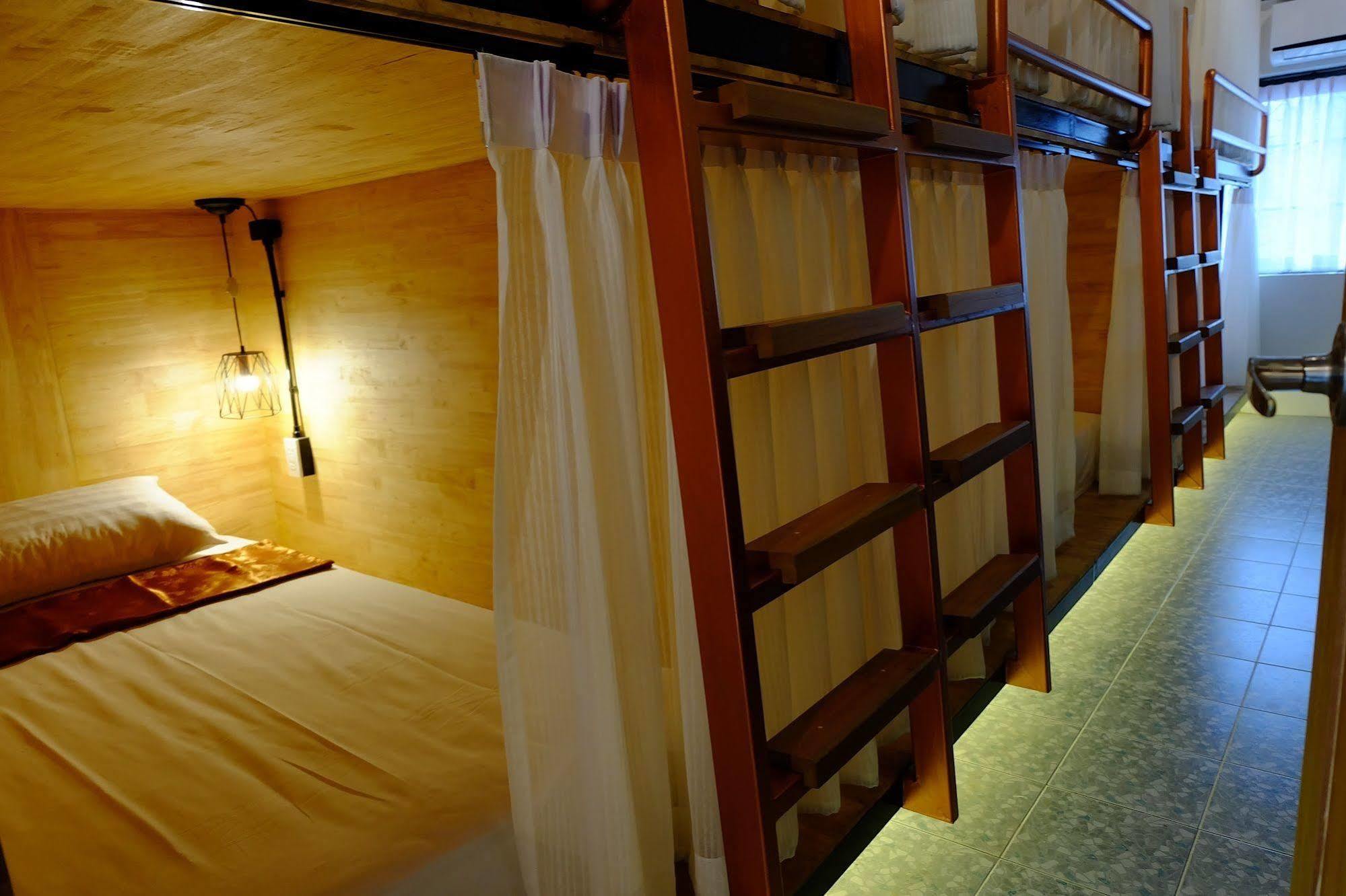 Sleep Owl Hostel Bangkok Exterior foto