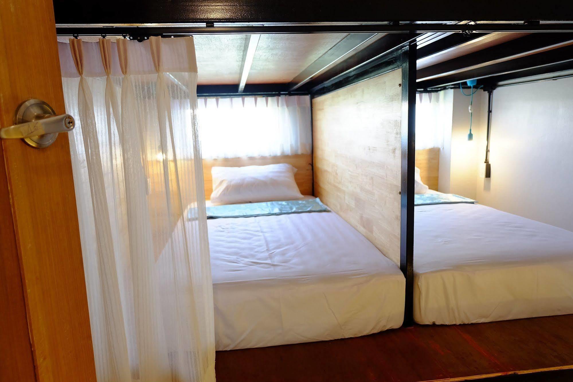 Sleep Owl Hostel Bangkok Exterior foto